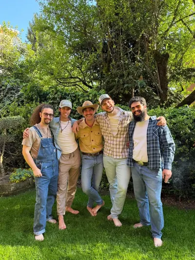 La band in giardino, prima del live